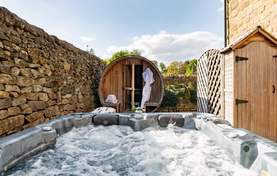 Honeysuckle Cottage Tub and Sauna