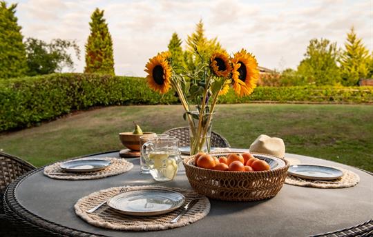 Outdoor eating area in Kingfisher