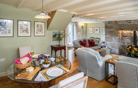 Ring and Thimble living and dining area