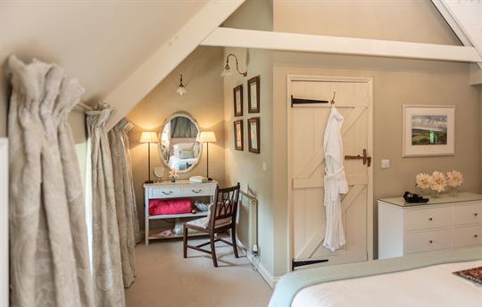 Ring and Thimble dressing table area