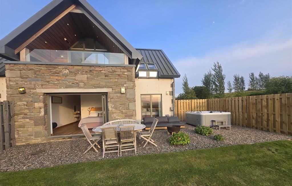 Isla garden, hot tub and seating area