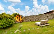Spa garden with 6-person sauna, hot tub