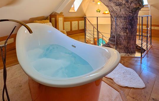 With a tree trunk in the middle of Eathelin