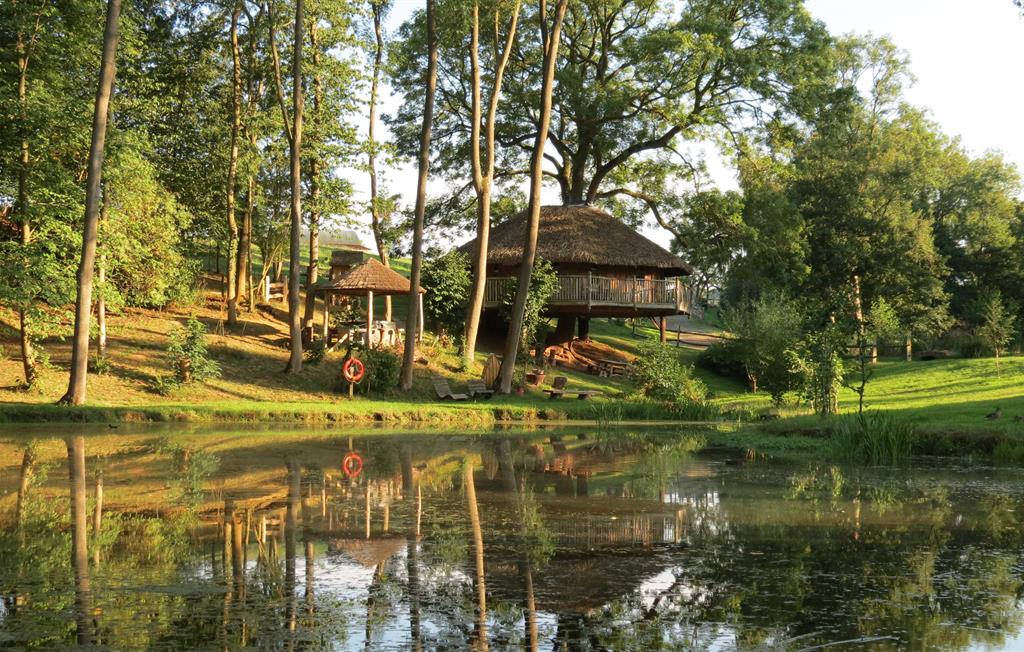 Vivianna mit Blick auf den See