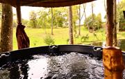 Vorgeheizter Whirlpool mit Blick auf den See
