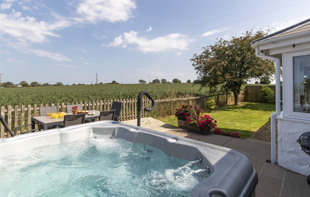 Bwthyn y Ddol private hot tub and garden