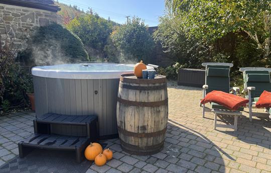 Garden Cottage with private hot tub