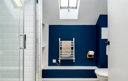 Ensuite bathroom 1 with rain shower