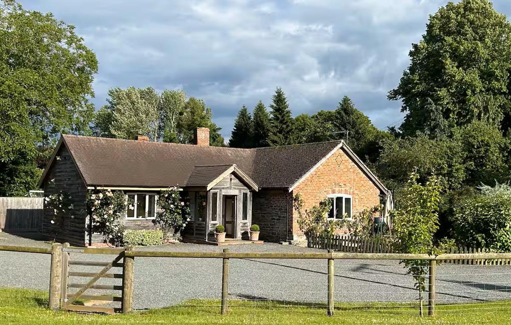 De cidermolen met rozen in de zomer