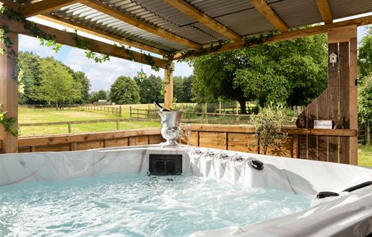 Hot Tub with countryside view 