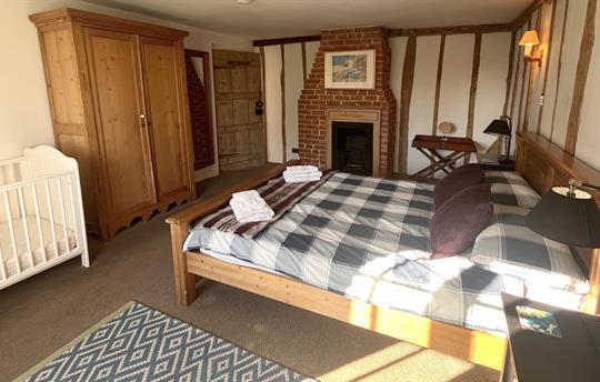 Farmhouse kingsize overlooking paddock pond