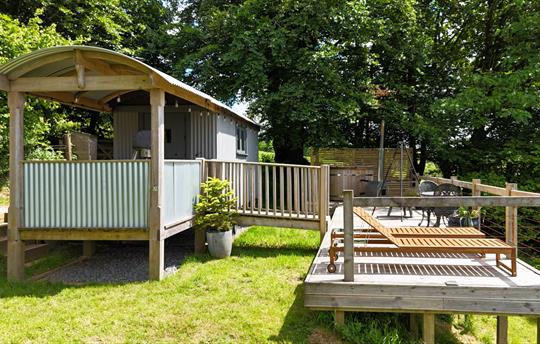 Hawkings Lodge - Shepherds Hut & Decking