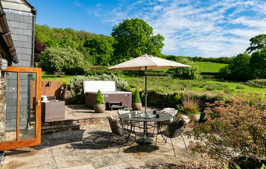 Apple House garden and hot tub 