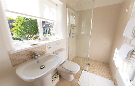 Fresh, clean contemporary en-suite wet room 