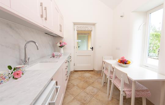 Light, fresh well equipped Kitchen & dining for 3