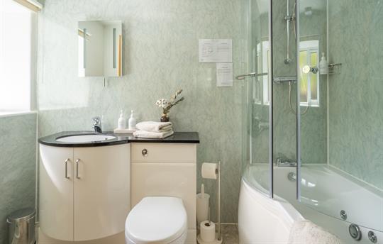 Haystore en-suite bathroom with spa bath