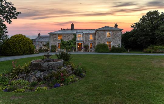 Broomhill Manor at dusk
