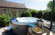Jacuzzi bij Garden Cottage