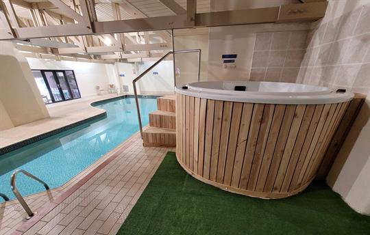 Hot Tub and Swimming Pool