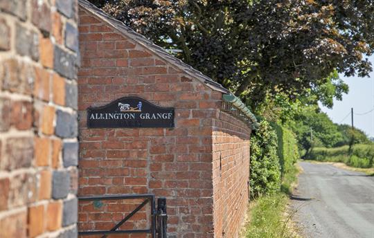 Walking, Cycling, Golf & Padel Courts close by