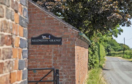 Walking, Cycling, Golf & Padel Courts close by