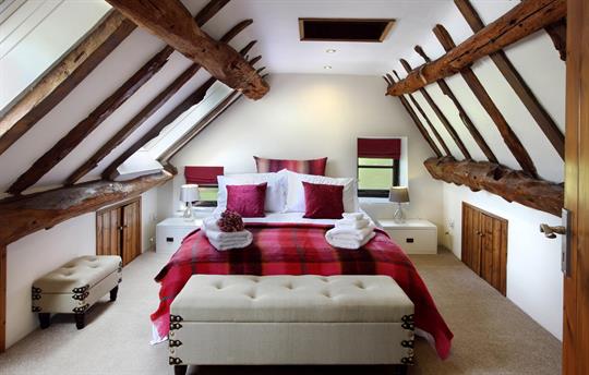 A Cozy King Retreat Tucked Away in the Loft!