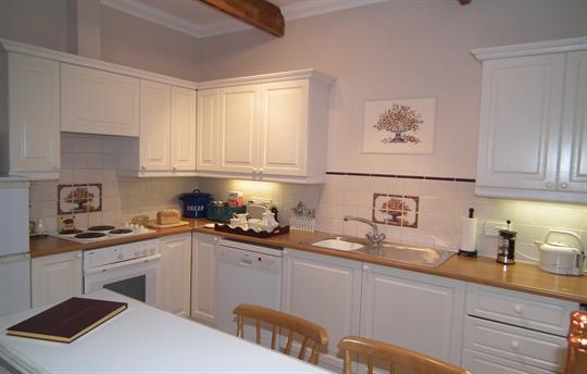 Full kitchen with breakfast bar