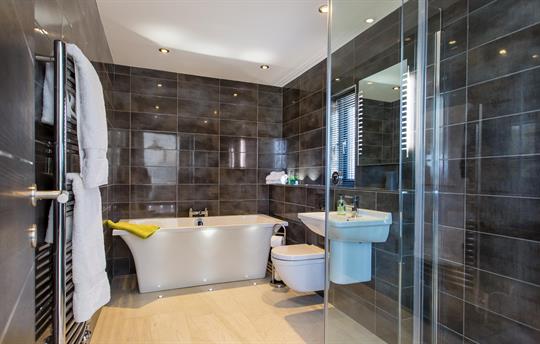 Big bath & walk in shower