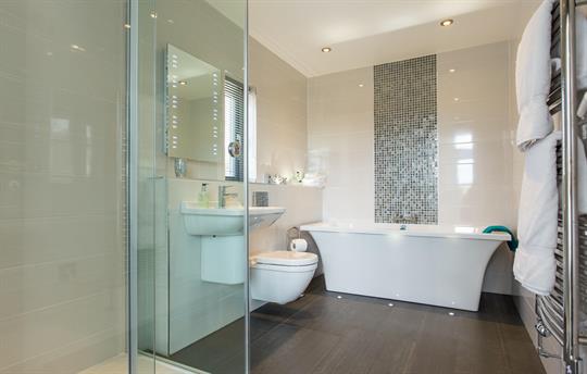  Skylarks luxury bathroom