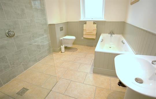 Comby Hills Main Bathroom