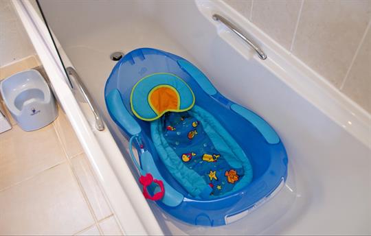 Free baby equipment: baby bath