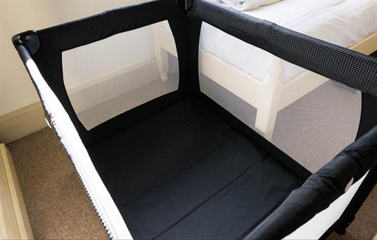 Free baby equipment: travel cots