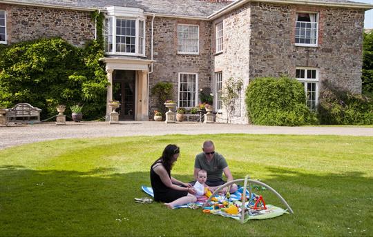 Baby friendy - Picnic on lawn