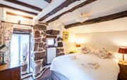 Stanley Ghyll Cottage's bedroom with kingsize bed