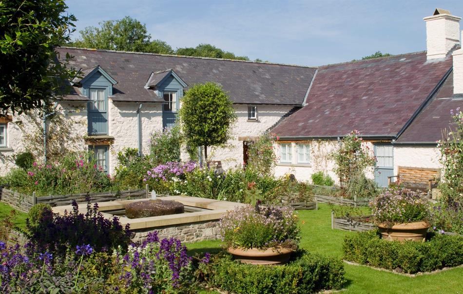 Luxury Holiday Cottages in Wales, Llwynywermod Estate