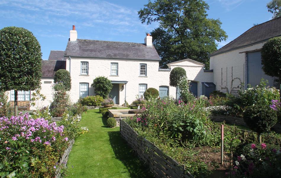 Luxury Holiday Cottages in Wales, Llwynywermod Estate