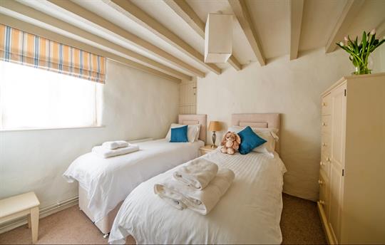 Dunlin Cottage - bedroom 2 as twin