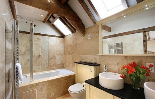 The Granary en-suite bathroom