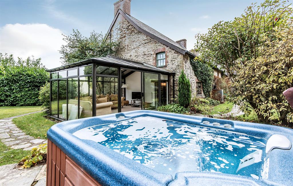 Farmhouse private hot tub