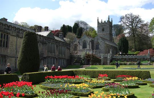 Lanhydrock National Trust & cycle hub - 10 mins