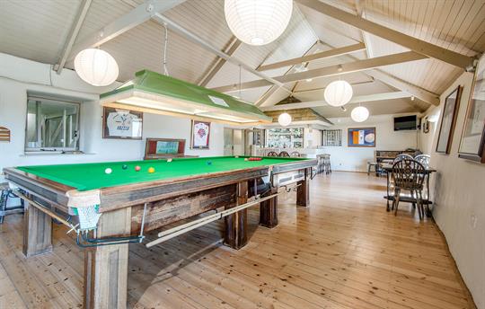 Broomhill Manor with full size snooker table