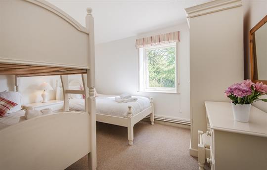 Woodlark bedroom - bunk and single