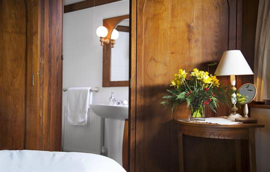 Hazelnut and en suite detail