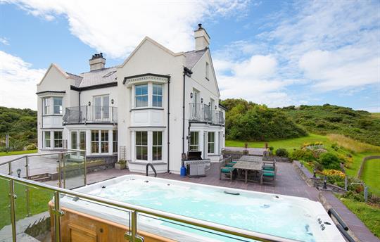 Llanlliana House and hot tub