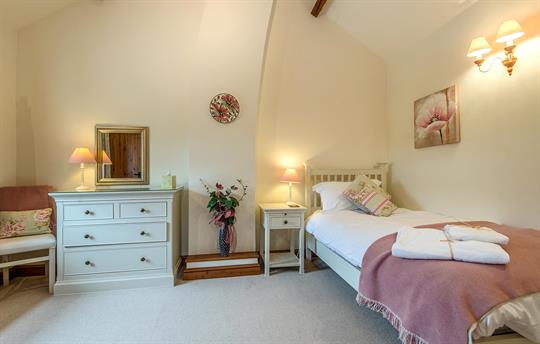 Pretty Single room in Dove