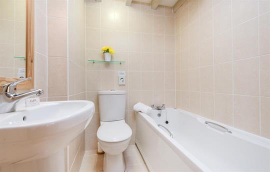 Dunlin ensuite bathroom