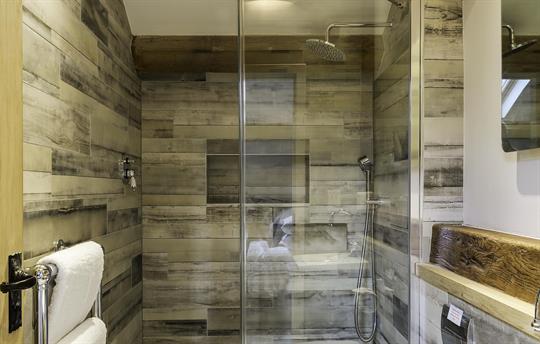 Tiled ensuite shower room