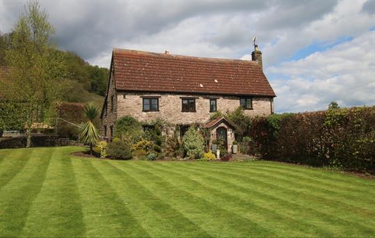 The Manor | Sleeps 8 | 4 Bed, 3 Bath | Safe Garden