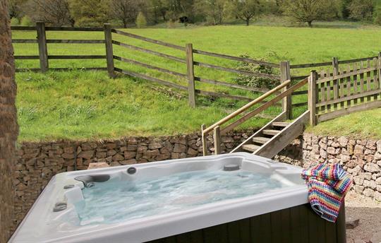 Orchard Barn – Soak with a Woodland View!