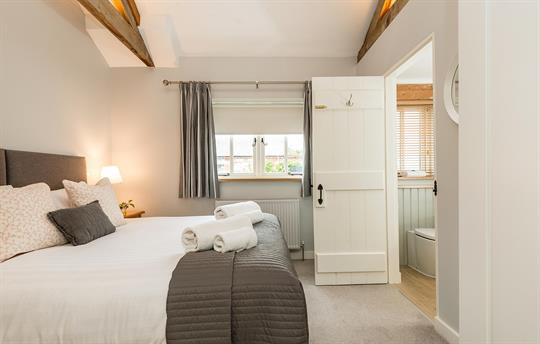 Swallow bedroom 2 en-suite bathroom